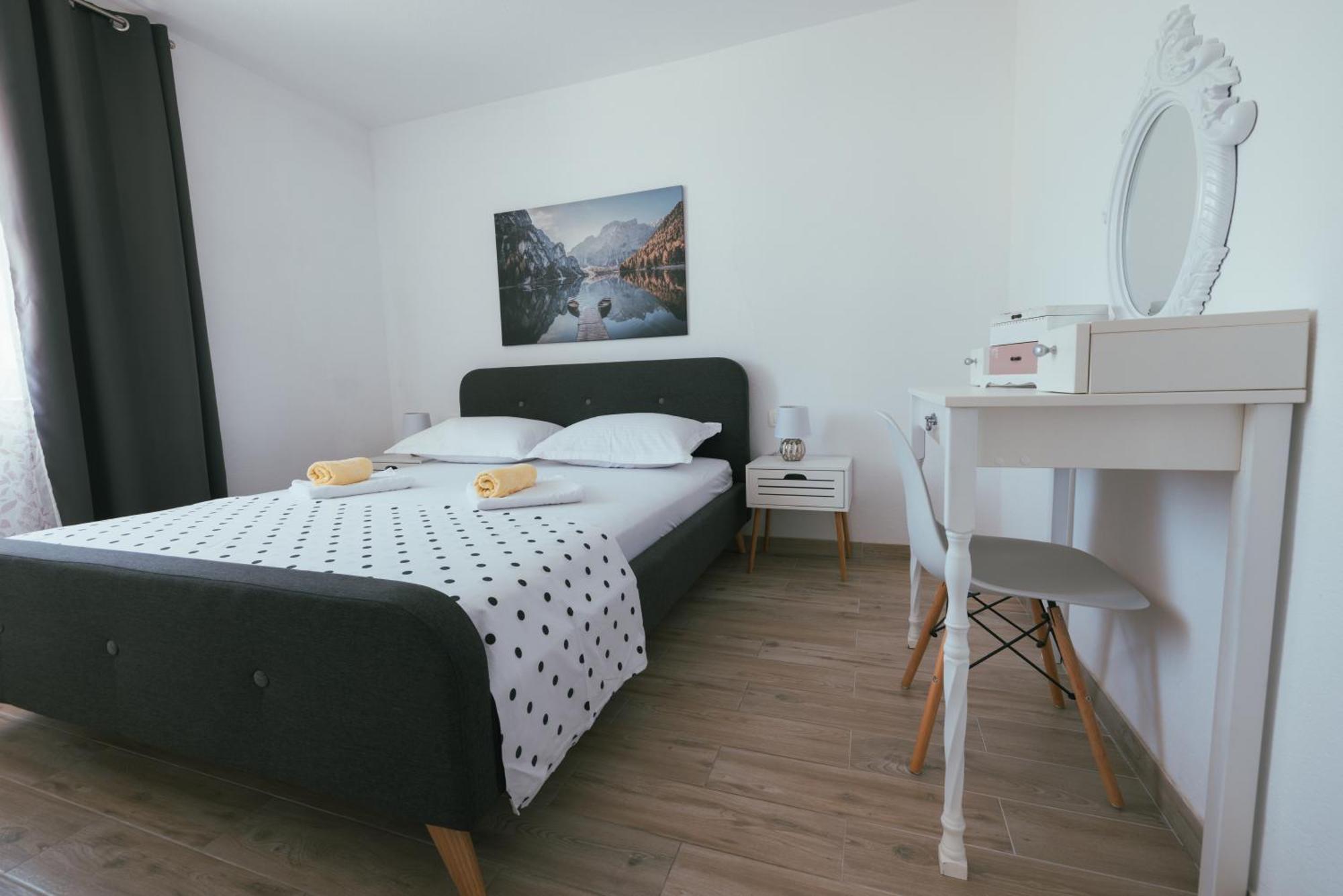Apartments Marusic Makarska Room photo